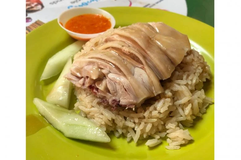 plate of hainanese chicken rice